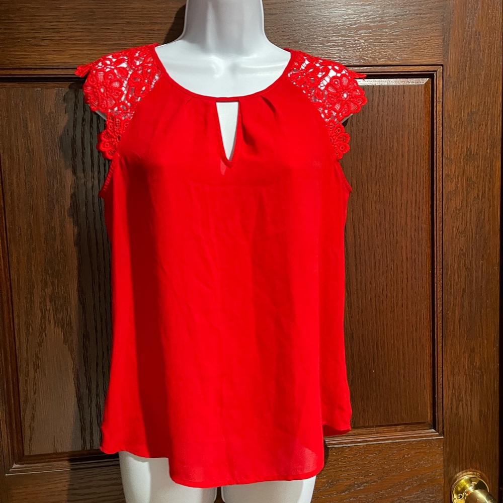 Express shirt with lace details